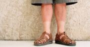 Te buty to letni koszmar kobiet. Odczepmy się od facetów w sandałach