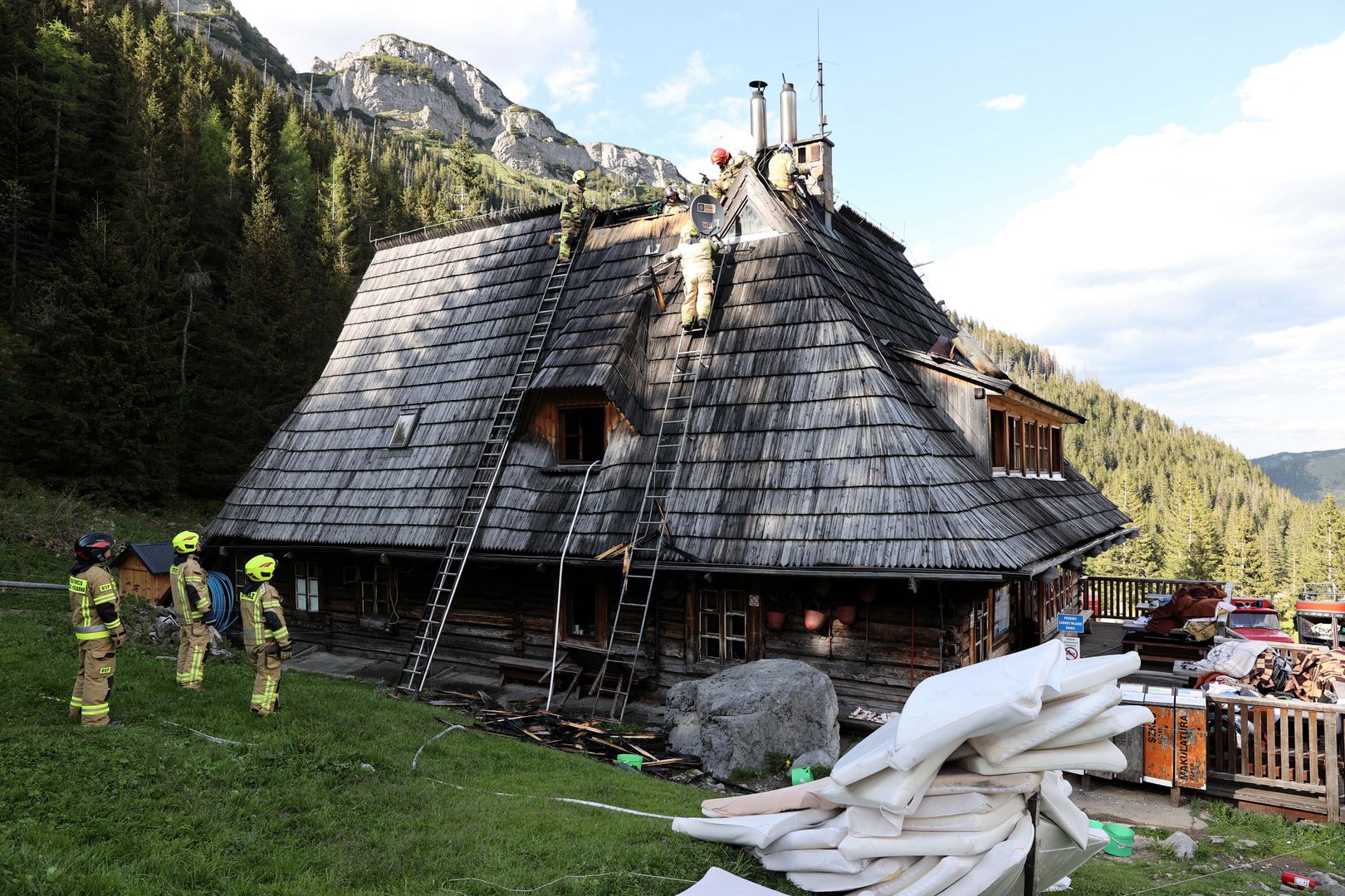 Pożar schroniska w Tatrach. Zapalił się dach