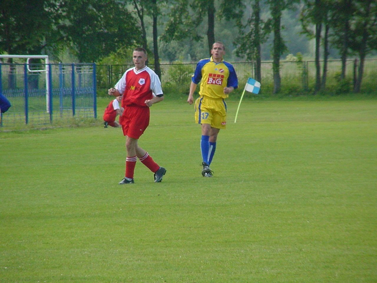 W czerwcu 2004 zdegradowana z III ligi Proszowianka (żółte stroje) pokonała występujący w klasie C Płomień Kościelec 2:1.