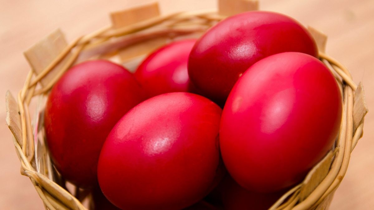 Grecy tak farbują jajka na Wielkanoc. Wyglądają zjawiskowo