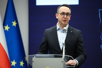 A4 z dodatkowymi pasami. Jest podpis ministra