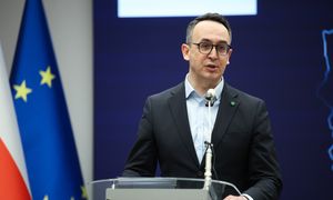 A4 z dodatkowymi pasami. Jest podpis ministra