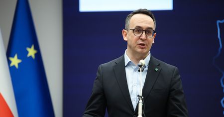 A4 z dodatkowymi pasami. Jest podpis ministra