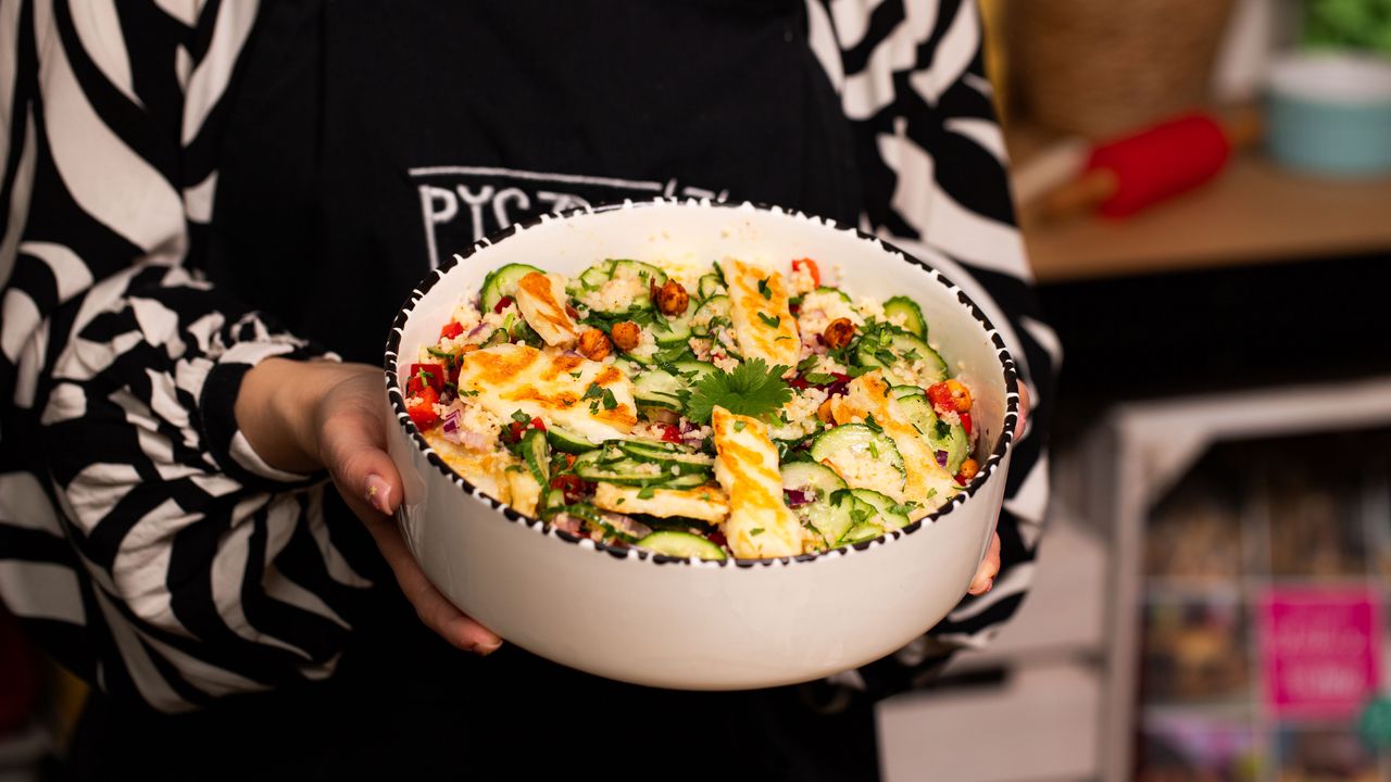 Ta szybka i kolorowa sałatka stanie się obiadowym hitem. Nikt się jej nie oprze