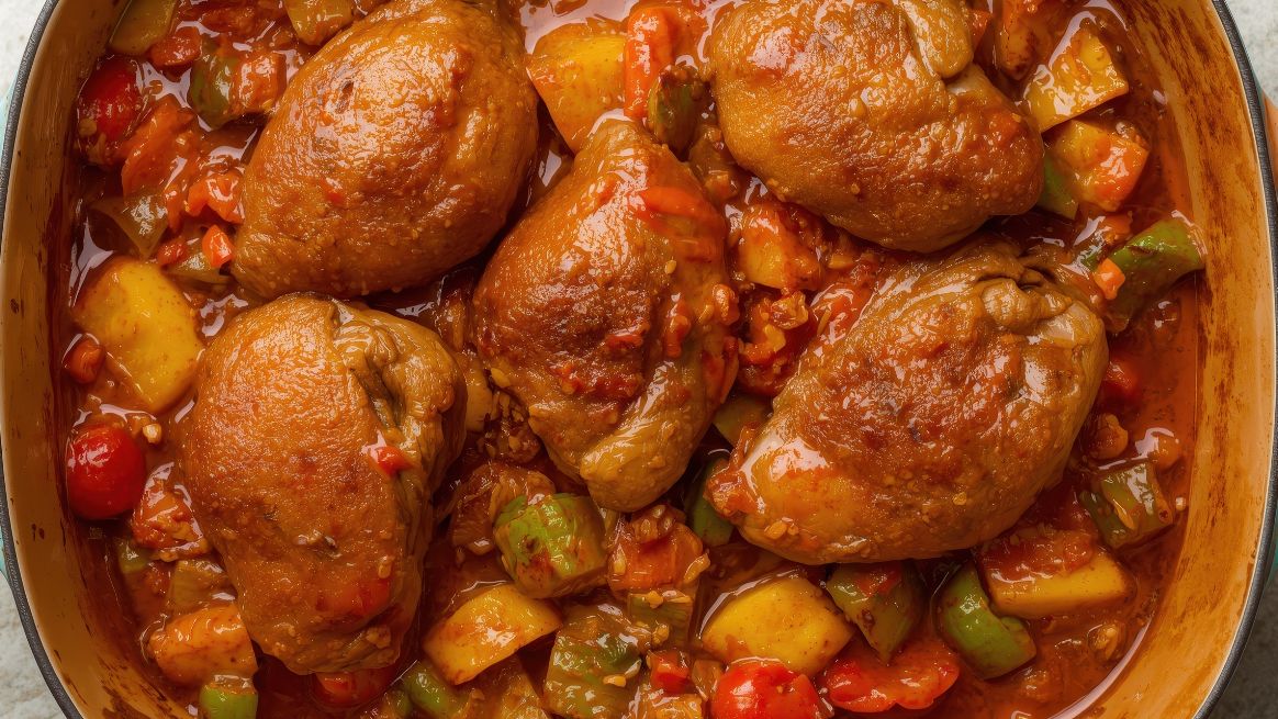 Udka pieczone na warzywach są soczyste i wyjątkowo aromatyczne