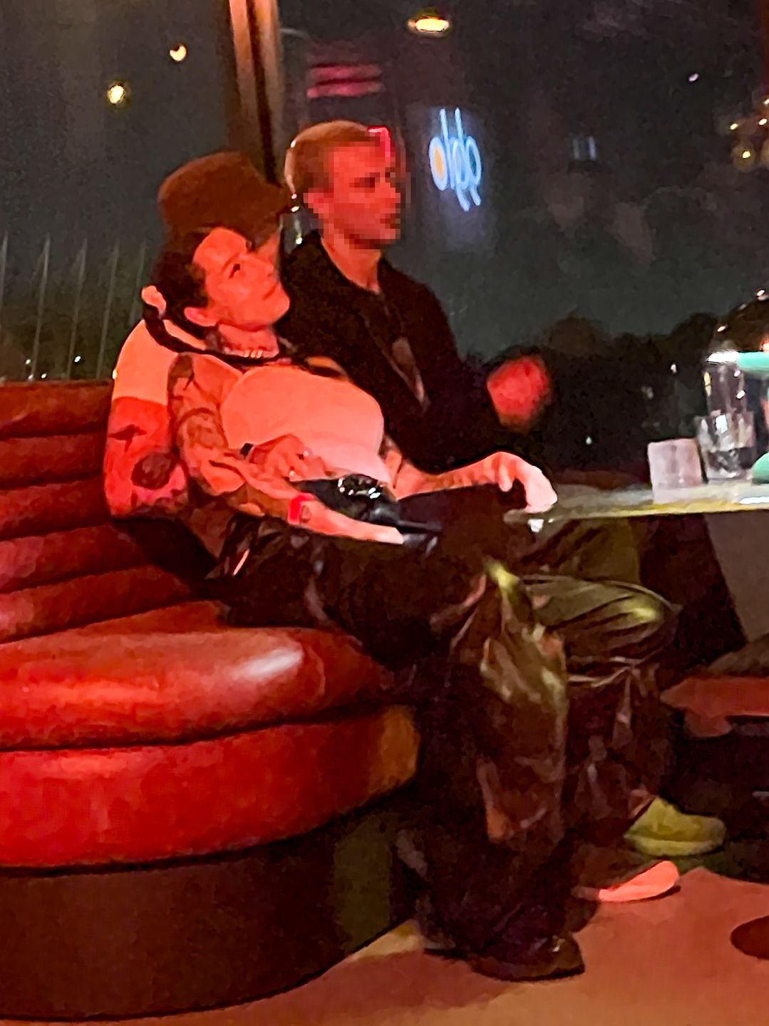 Young Leosia obściskuje się z Kacprem Błońskim w klubie