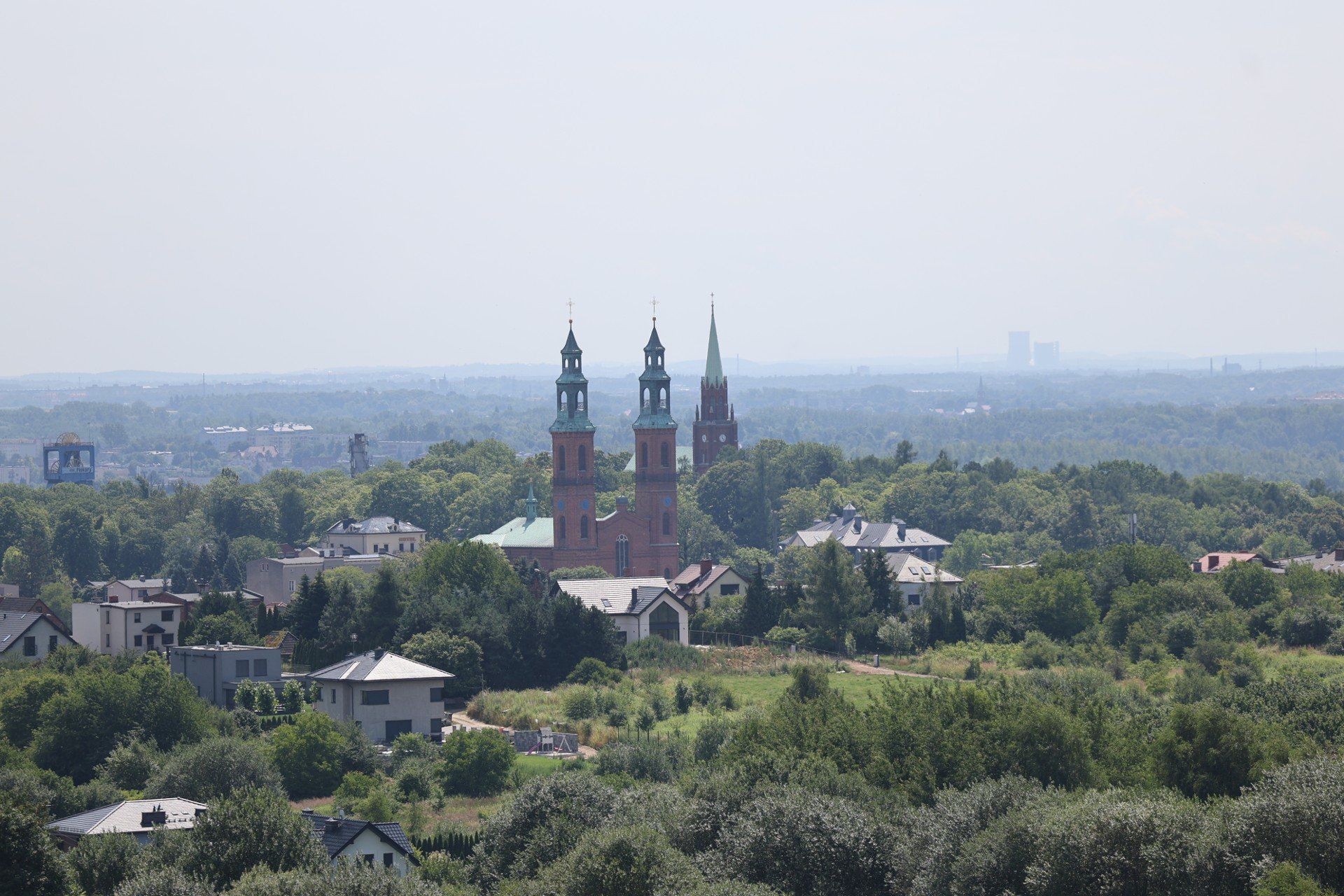 Widok, który zapiera dech. Panorama z Kopca Wyzwolenia w Piekarach Śląskich zachwyca o każdej porze roku