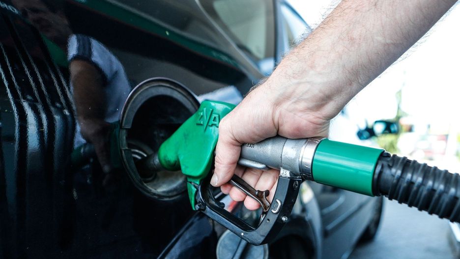 Olej napędowy jest w tym tygodniu tańszy średnio o 5 groszy i kosztuje 5,99 zł/l, cena benzyny Pb95 spadła o grosz - do 5,84 zł/l, autogaz utrzymał poziom 2,65 zł/l.