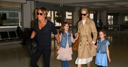 Nicole Kidman z córeczkami i mężem na lotnisku w Sydney! (ZDJĘCIA)