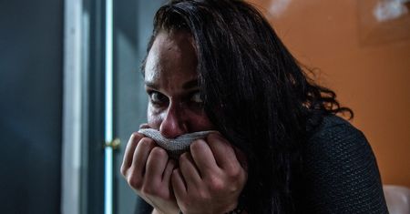 Zimne poty mogą być objawem zawału serca. Szczególnie, gdy towarzyszą im te symptomy