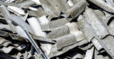 Niebezpieczny azbest nadal w Chodzieży. Program może nie zdążyć do 2032 roku