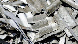 Niebezpieczny azbest nadal w Chodzieży. Program może nie zdążyć do 2032 roku
