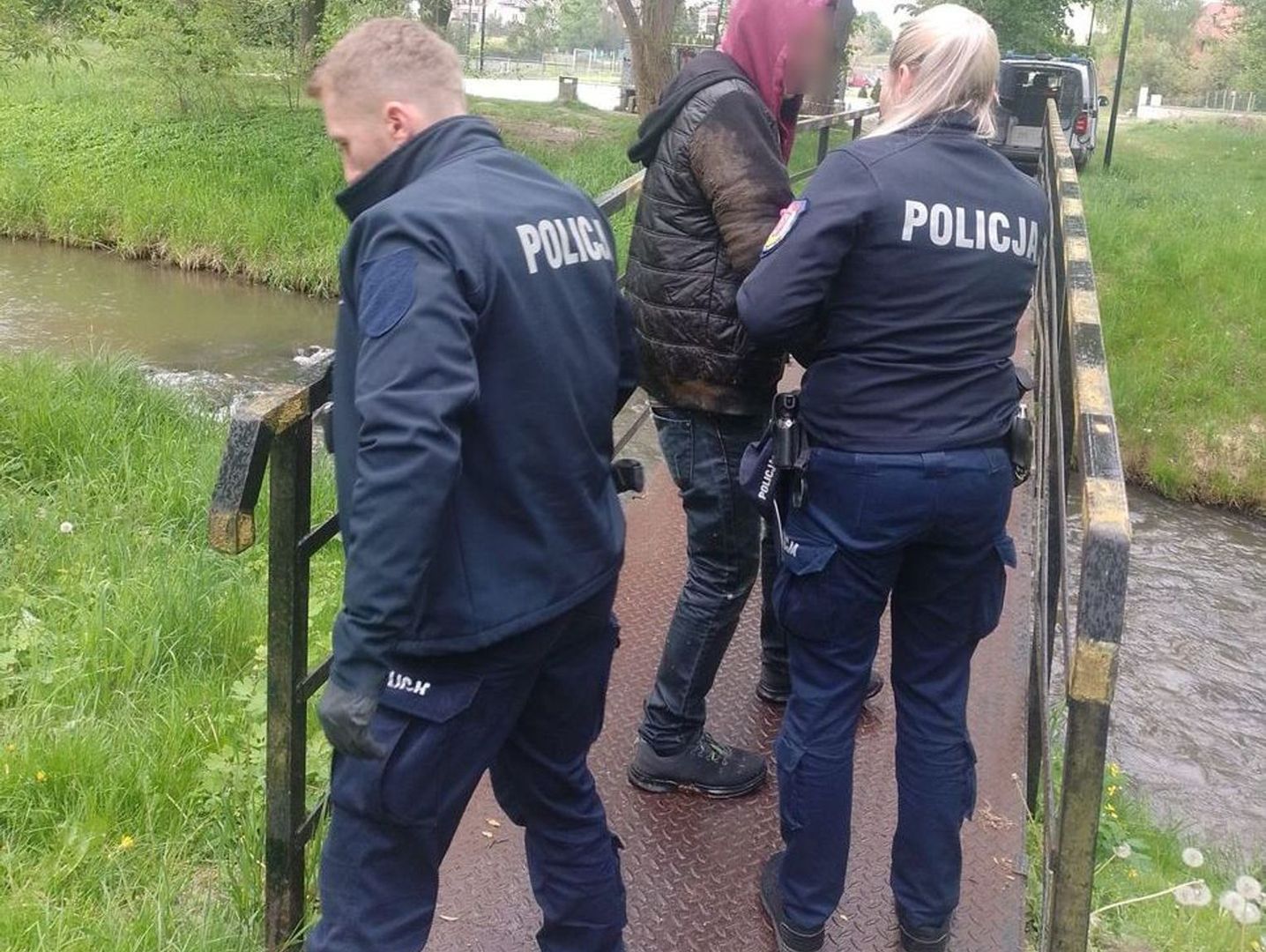 Leżał pod kładką częściowo w rzece i na nic nie reagował. Pomogła mu dzielnicowa. Mężczyzna totalnie pijany