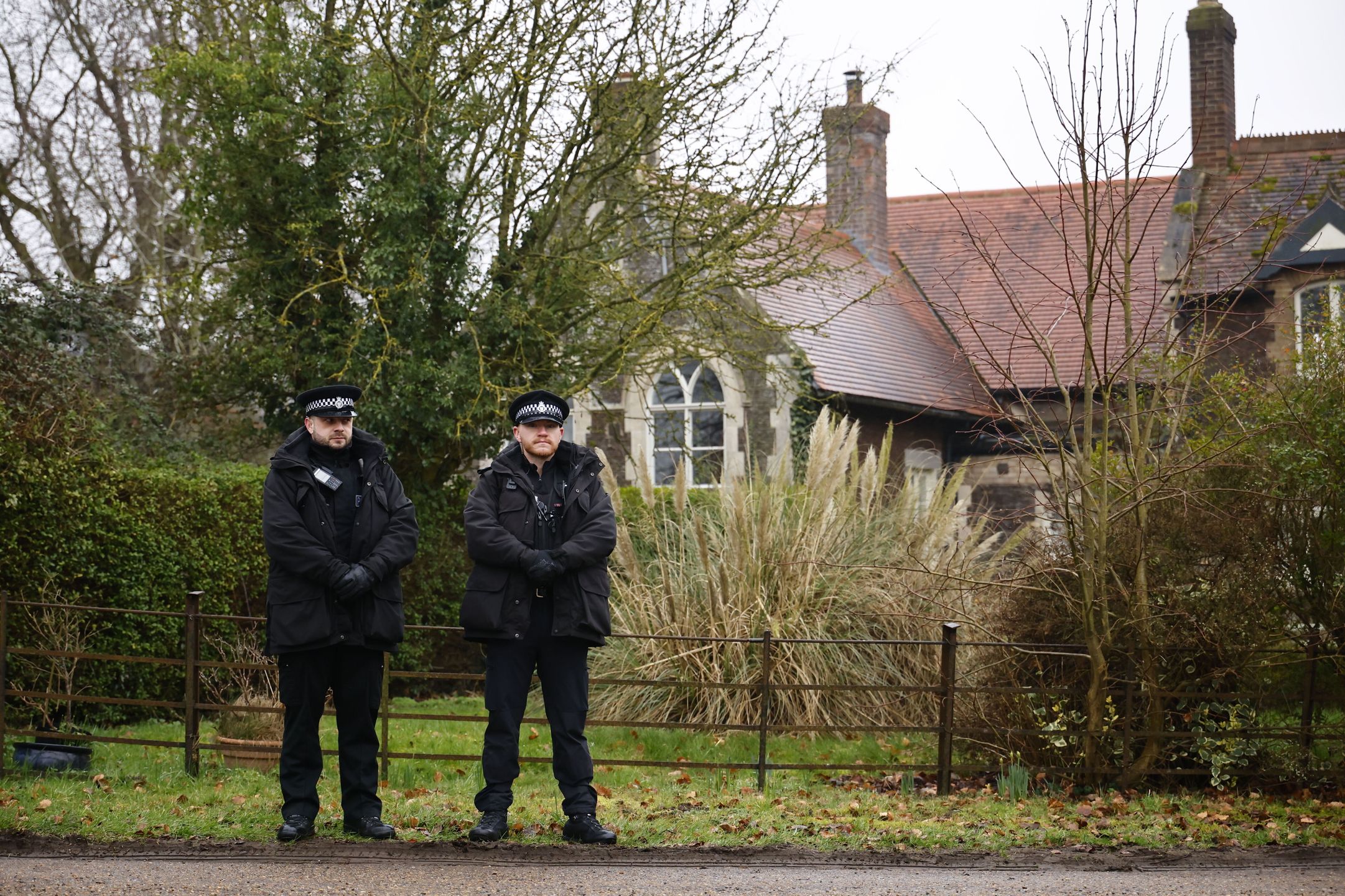 epaselect epa12757578 Police officers outside Wood Farm where Andrew Mountbatten-Windsor (formerly Prince Andrew, the Duke of York) was arrested in Sandringham, Norfolk, Britain, 19 February 2026. Mountbatten-Windsor was arrested on the morning of the 19 February by Thames Valley Police who stated the arrest was made 'on suspicion of misconduct in public office'. EPA/TOLGA AKMEN Dostawca: PAP/EPA.