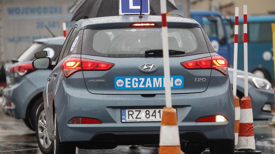 Wypadek podczas egzaminu na prawo jazdy 