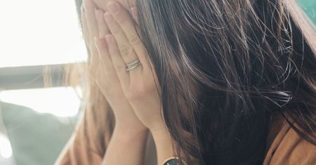"Kobiety same się okaleczają, żeby usunąć ciążę". Aborcja w Polsce to piekło