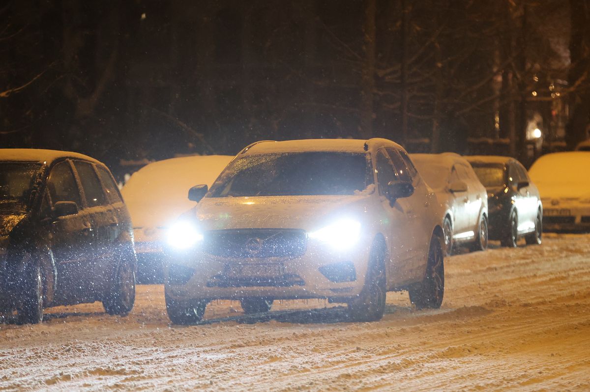 Kraków zasypany śniegiem. Trudne warunki na drogach