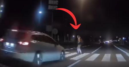 Sekundy od tragedii. Kierowca niemal potrącił pieszego na pasach