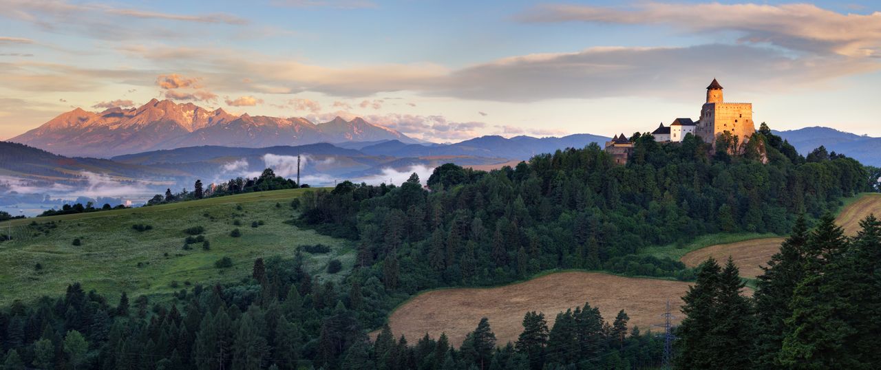 Zamek w Starej Lubowli z panoramą Tatr w tle