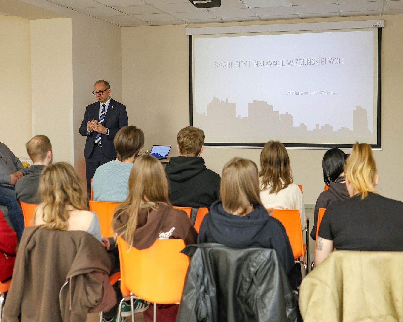 Studenci z Łodzi na zajęciach smart city w Zduńskiej Woli