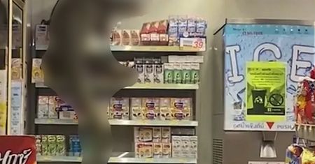 Ekspedienci zamarli. Wspinał się po sklepowych półkach
