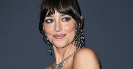 Złamała zasady w Cannes? Dakota Johnson wkroczyła w prześwitującej kreacji