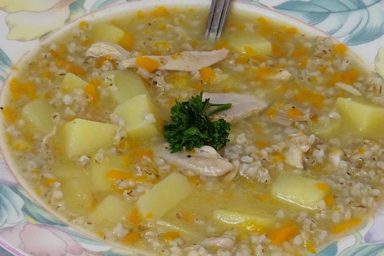 Moja mama ugotowała krupnik na innym mięsie niż zwykle. Zupa wyszła przepyszna i bardzo lekka