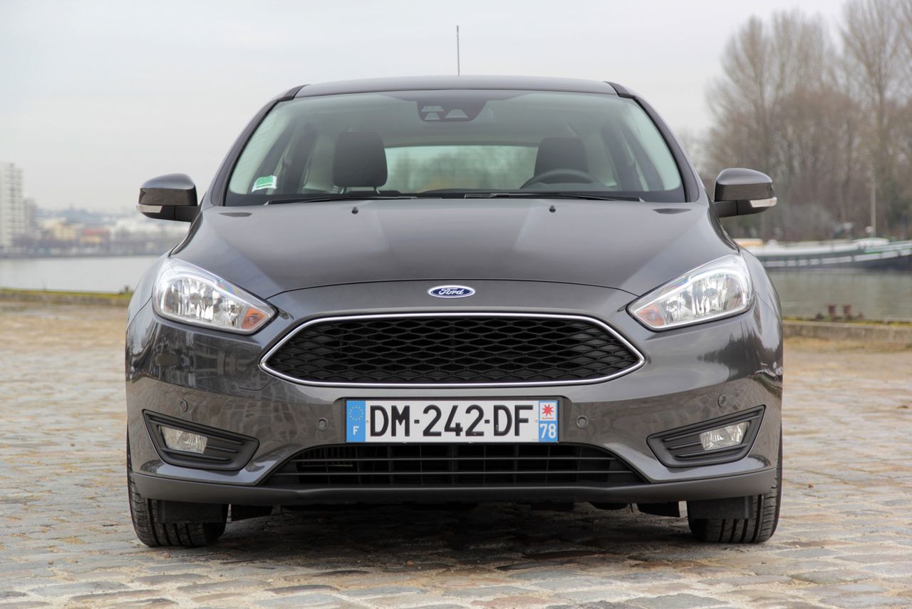 Ford Focus po liftingu w 2014 roku wygląda jak nowy model. Zmieniło się dużo, ale to ta sama platforma i konstrukcja. Jednak nie oznacza to, że części eksploatacyjne są zamienne (m.in. inne tuleje w zawieszeniu, nowa przekładnia kierownicza).