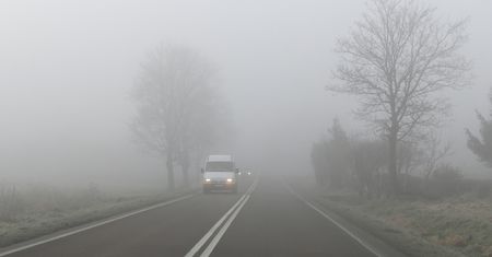 Mgła radiacyjna. Czym jest to zjawisko? Zagraża kierowcom