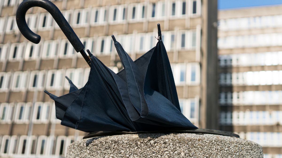 Parasol w koszu na śmieci.