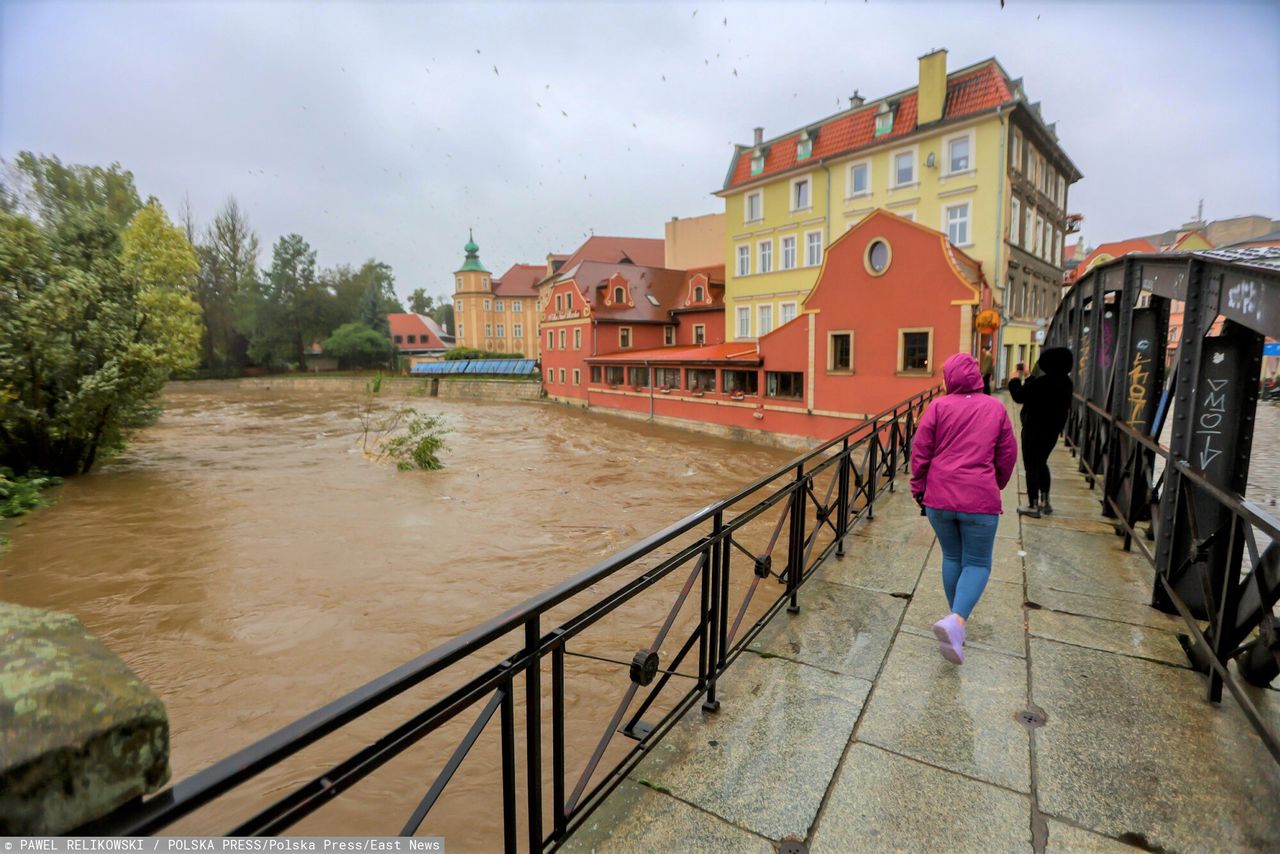 Kłodzko. Woda wdziera się przez okna budynków. Jedna osoba zginęła