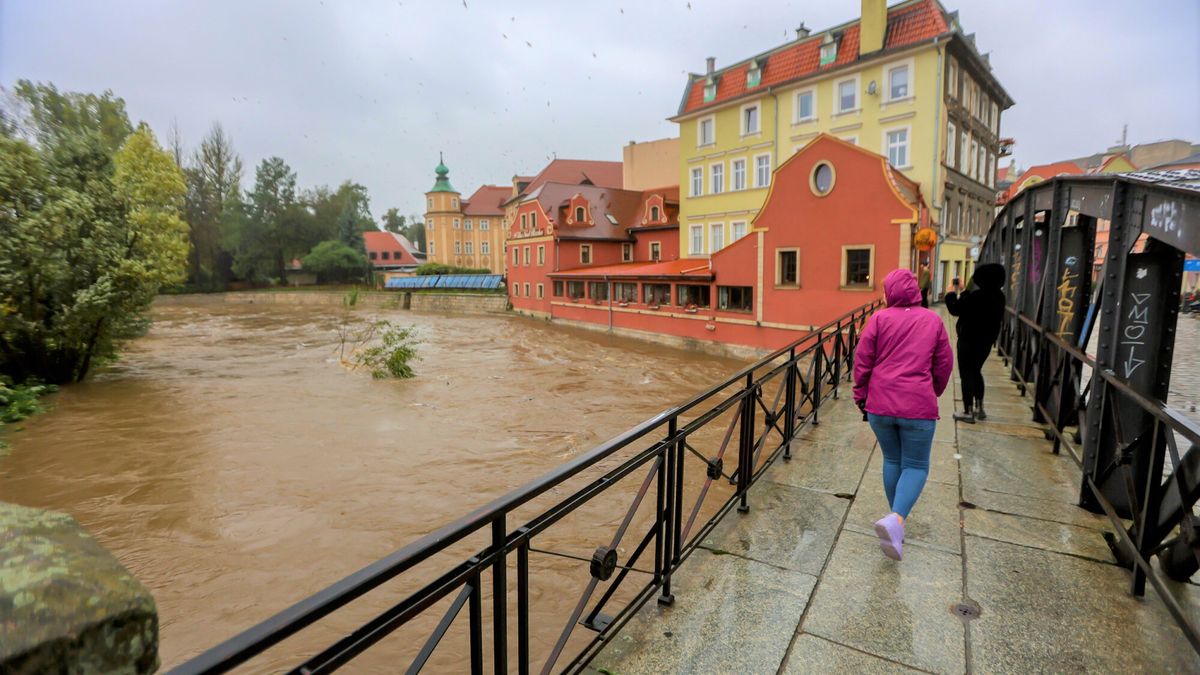 Woda wlewa się do kamienic w Kłodzku