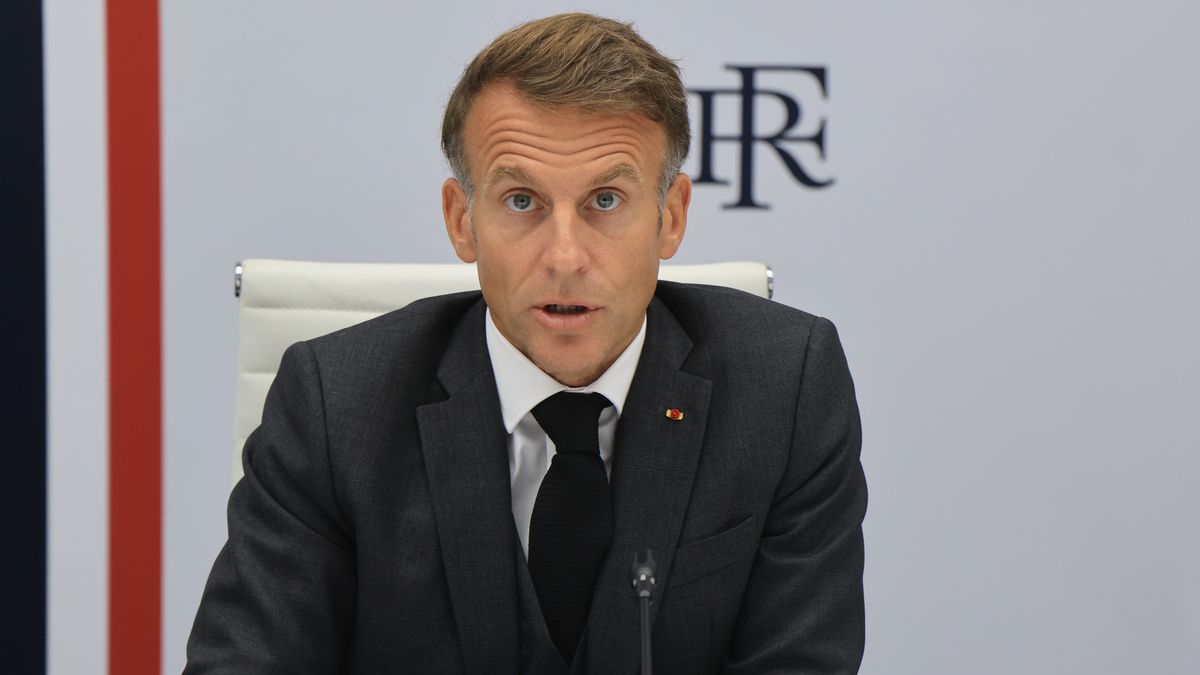 French President Macron chairs emergency G7 videoconference on surging fuel prices
epa13277357 French President Emmanuel Macron speaks following a videoconference with G7 leaders at the Elysee Presidential Palace in Paris, France, 02 October 2026. G7 leaders held talks to coordinate global market action on soaring fuel prices.  EPA/LUDOVIC MARIN / POOL MAXPPP OUT 
Dostawca: PAP/EPA.
LUDOVIC MARIN / POOL
politics, diplomacy, global energy, G7, French president, macroeconomics