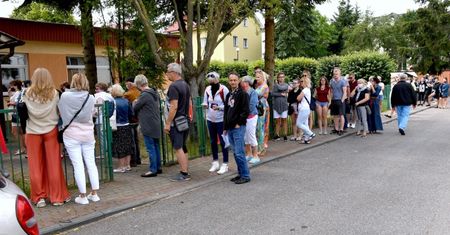 Wybory 2020. Głosowanie zakończone, a w Jastarni ciągle kolejka do lokalu