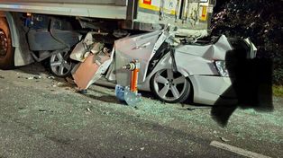 Skoda wbiła się w ciężarówkę. Młody kierowca nie żyje