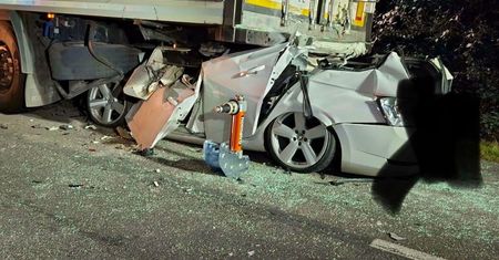 Skoda wbiła się w ciężarówkę. Młody kierowca nie żyje