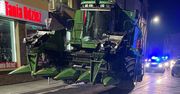 Nietypowa interwencja w centrum Płońska – kombajn zablokował wąską ulicę!