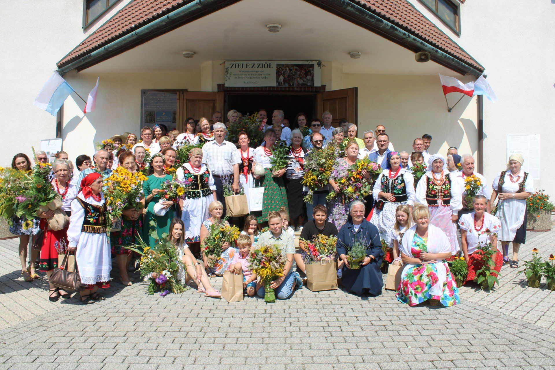 Ziele z ziół - tradycyjny konkurs bukietów dla Matki Bożej Zielnej w Rudnie w gminie Krzeszowice