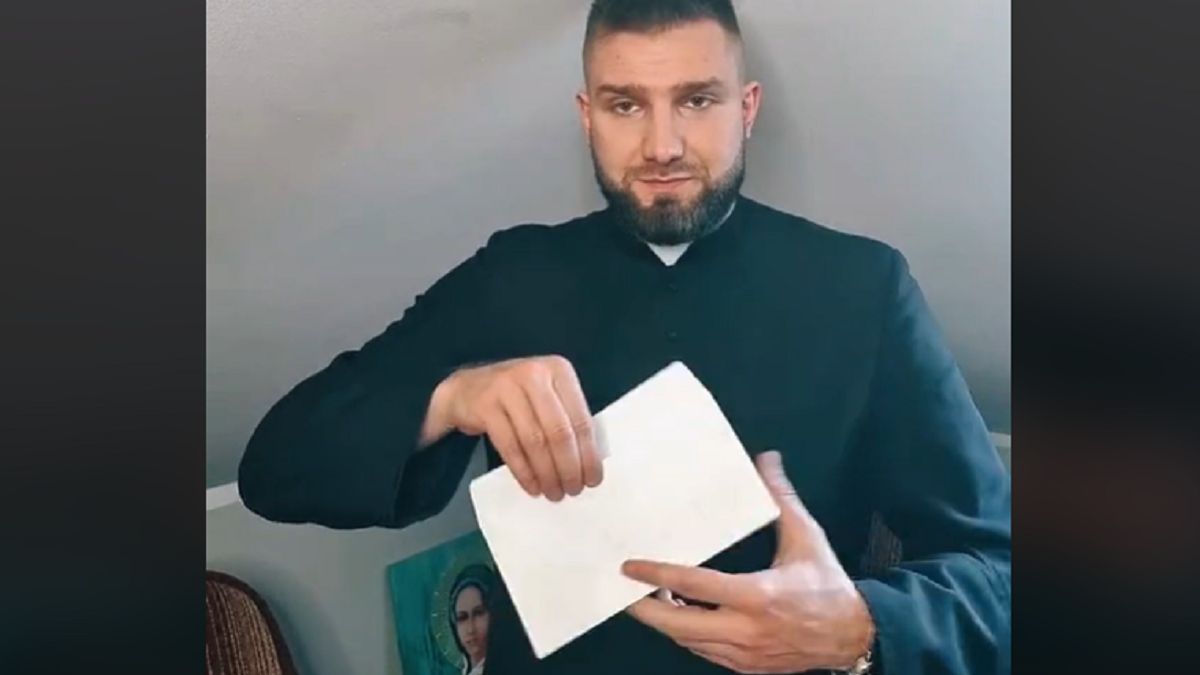 Ksiądz mówi, ile dać do koperty. 