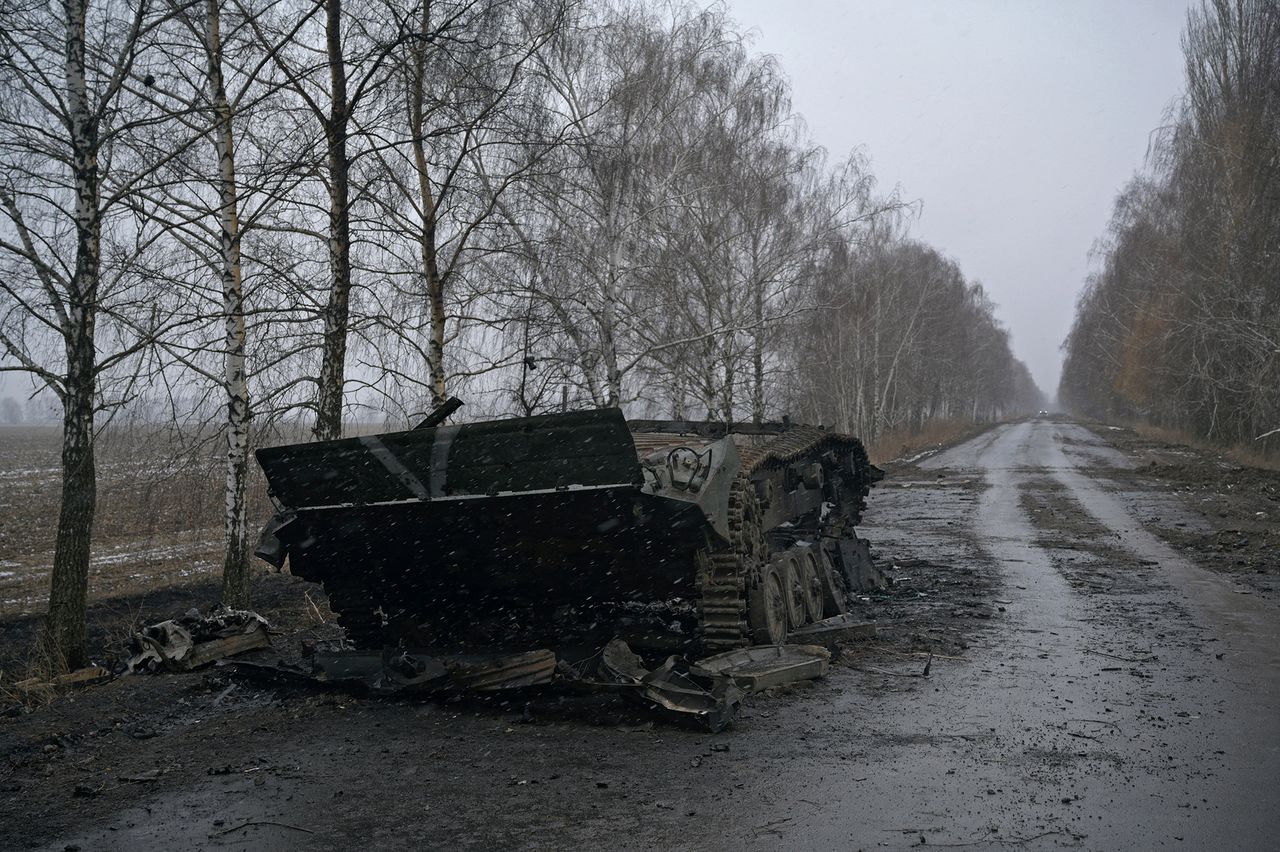 Zniszczone rosyjski wóz bojowy z widoczną literą "V" na przodzie.