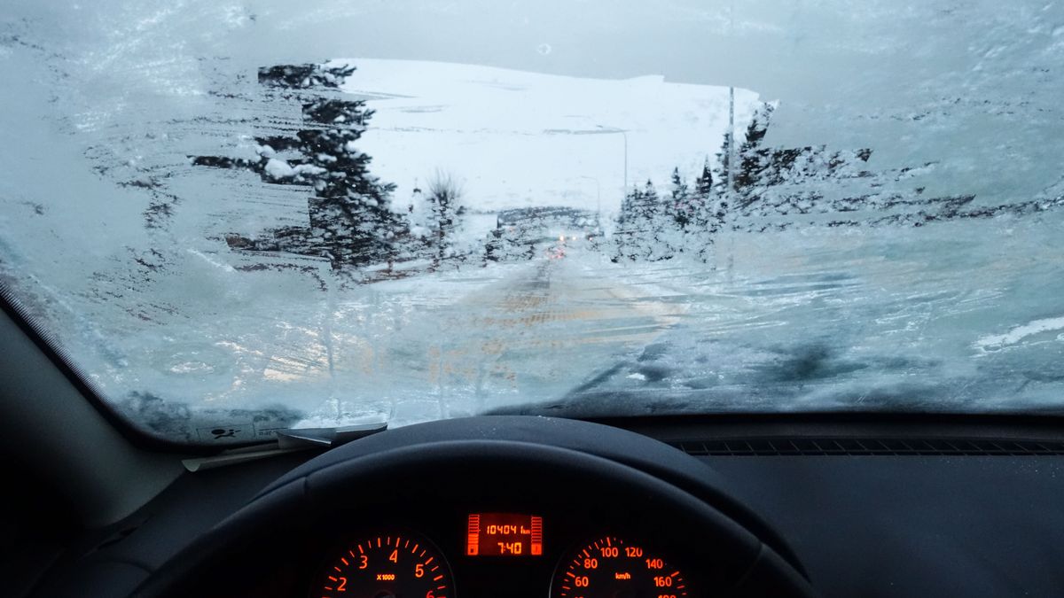 Szyba w aucie zamarznięta od środka. Zdjęcie ilustracyjne z Gdyni.