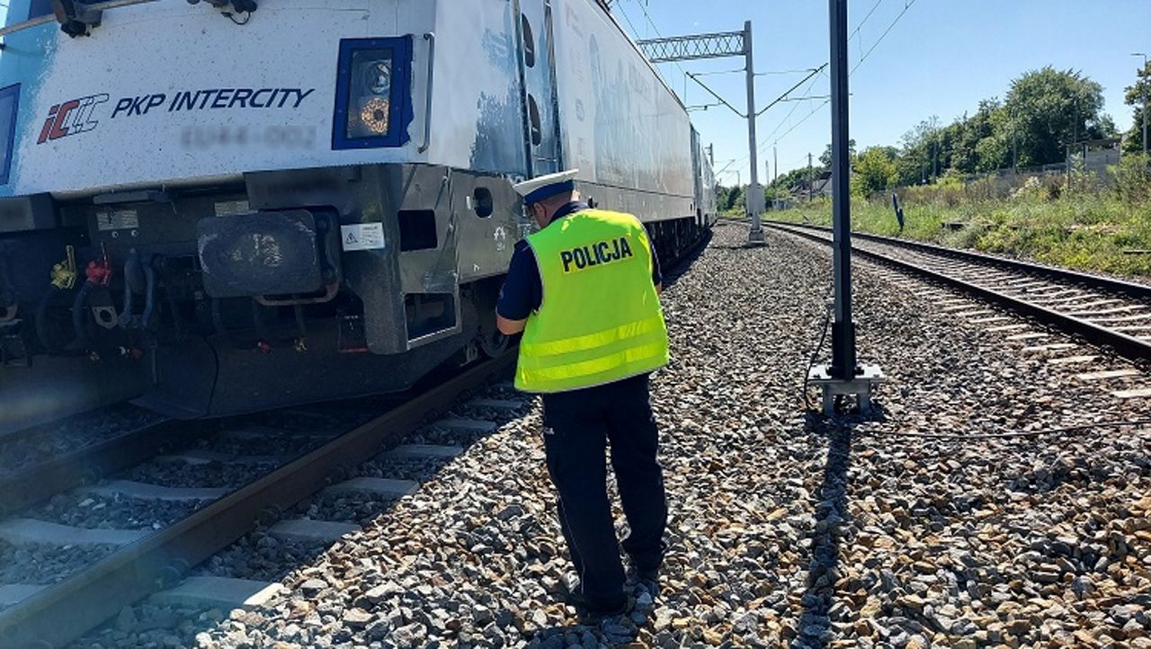 Śmiertelny wypadek na torach. Utrudnienia na kolei