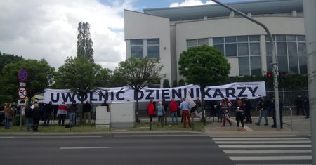 Warszawa. Protest dziennikarzy przed ambasadą Białorusi. "Idziemy po Was"