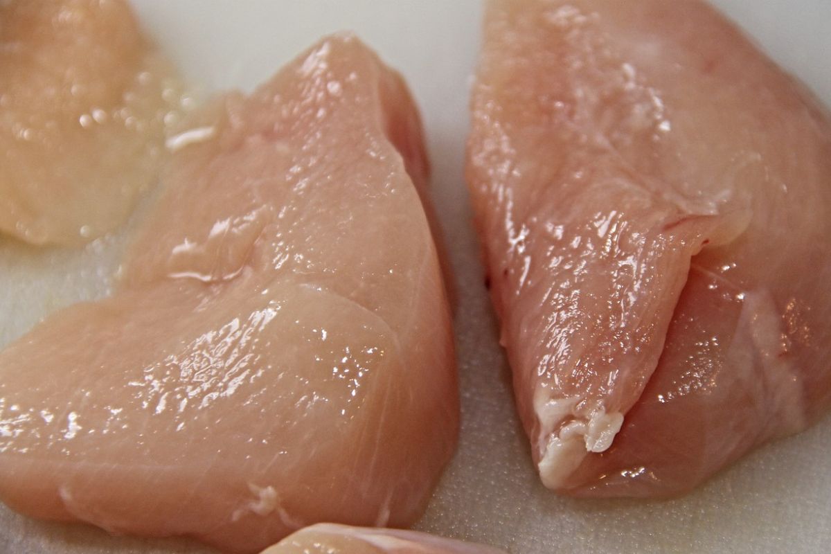 Konsekwencje wynikające z jedzenia surowego kurczaka mogą być opłakane 