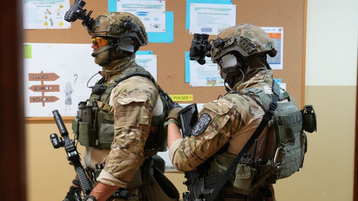 Funkcjonariusze stacjonują w miejscowej szkole