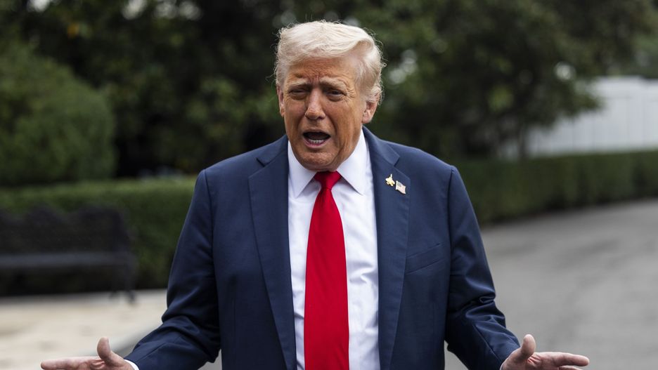 Trump departs White House for meeting with military brass in Quantico, Virginia
epa12416928 US President Donald Trump speaks to reporters as he departs the White House for a meeting with military leaders at Quantico Marine Base in Washington, DC, USA, 30 September 2025. The president answered questions about the gathering, saying 'We have our real warriors over there. And when they're not good, when we don't think they're our warriors, you know what happened? We say you're fired.'  EPA/JIM LO SCALZO 
Dostawca: PAP/EPA.
JIM LO SCALZO
WH, POTUS, media, press