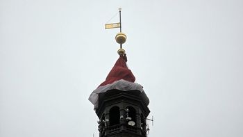 Głogów: Gigantyczna mikołajowa czapka na wieży ratusza