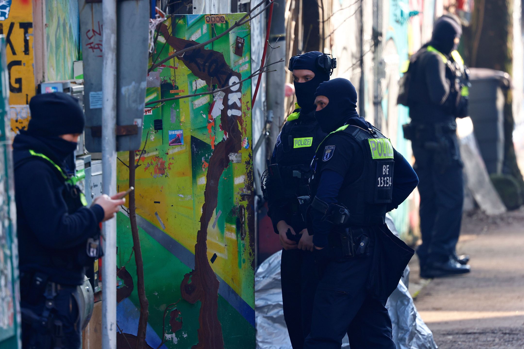 Special police units search for long-sought members Ernst Volker S. and Burkhard G. of Germany's Red Army Faction (RAF) militant group, in Berlin, Germany, 03 March 2024. The search comes after RAF member Daniela Klette was recently arrested after more than 30 years on the run. EPA/HANNIBAL HANSCHKE Dostawca: PAP/EPA.