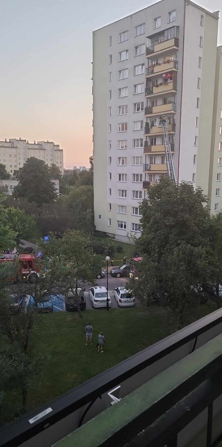 Strażacy przy pomocy podnośnika koszowego weszli do mieszkania na 5. piętrze