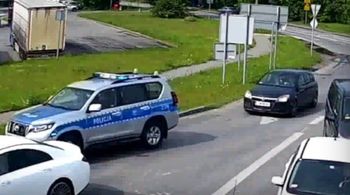 Policjant i strażnik leśny pilotowali na sygnale rodzącą kobietę do szpitala w Bydgoszczy